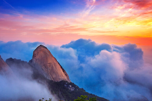 雾在韩国首尔的布汗山国家公园 布汗山山脉被晨雾和日出所覆盖自然岩石成功
