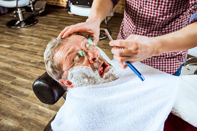老年人这位情绪激动的高级男士正在理发店拜访发型师成人工作发型