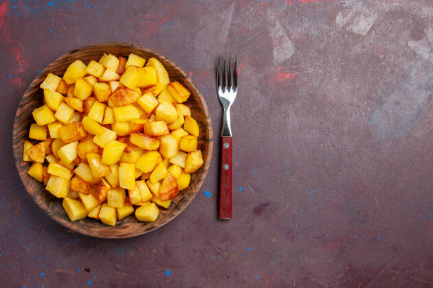 蔬菜顶视图切熟的土豆在黑暗的盘子里水果晚餐烹饪