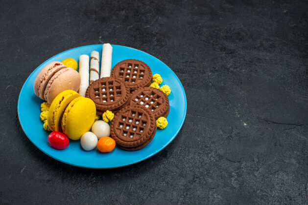 饼干正面图：美味的法国马卡龙配糖果和巧克力饼干灰面饼干糖蛋糕甜烤饼干生的巧克力水果