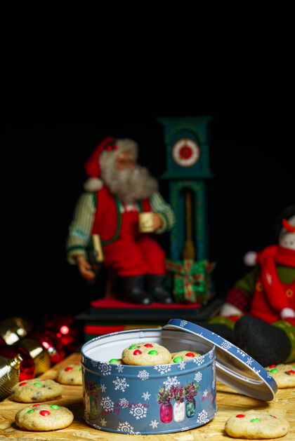 烘焙圣诞装饰品和饼干的垂直拍摄十二月装饰营养
