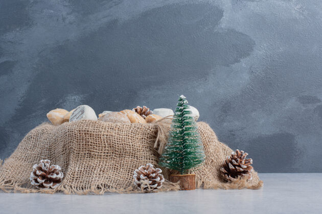可口美味的饼干捆绑在一块布在圣诞装饰大理石表面松树树甜点