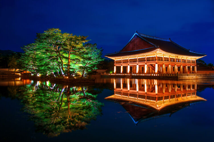 城市晚上在韩国首尔的庆功宫五颜六色地标堡垒