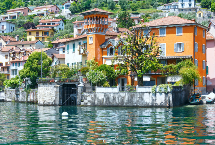 水科莫湖（意大利）海岸夏季从船上看海岸意大利乡村