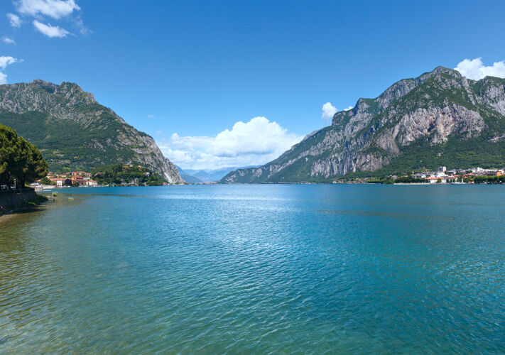 班轮科莫湖（意大利）从海岸的夏季景观国家银行山