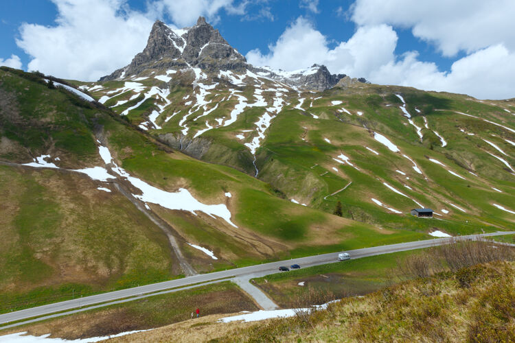 坡夏日的山上阳光明媚 山坡上有雪（奥地利沃思）路雪车