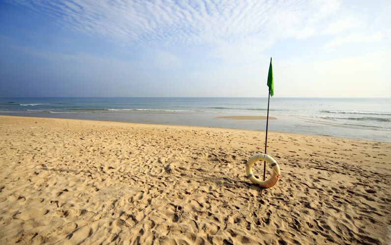 海洋美丽的海滩与一个充气环在越南海安日出自然边缘