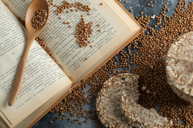 荞麦大理石面上堆满了年糕 书和生荞麦生的生的饮食