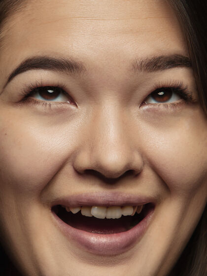 女性年轻而感性的中国女人的特写写真开朗模特随意