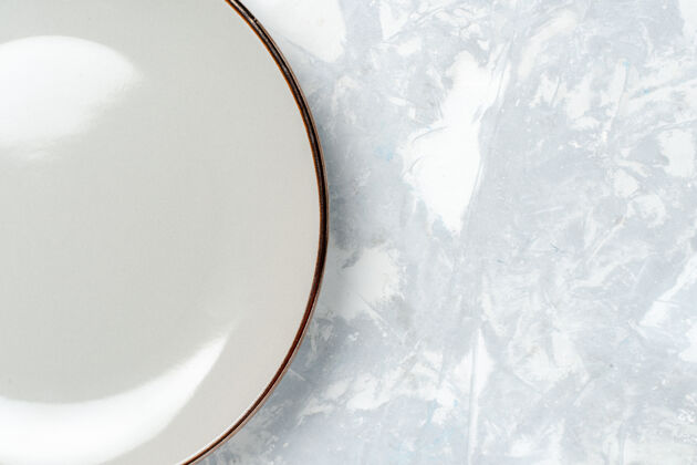 水晶顶部近距离观察白色墙板上的空圆形盘子厨房食物照片餐具颜色冰冻视图固体