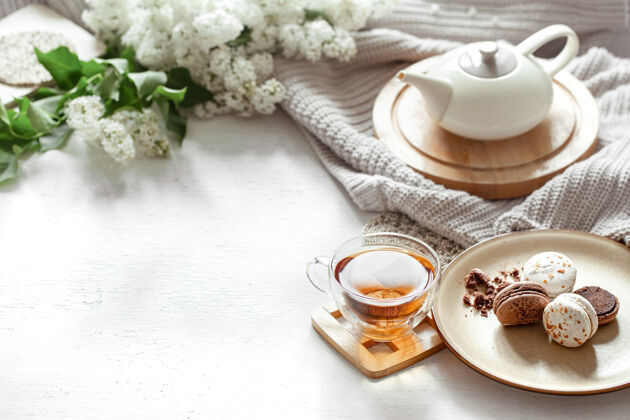 春天一杯清茶 一个茶壶 法式杏仁饼 淡紫色 构成一个温馨的春天装饰花杯子