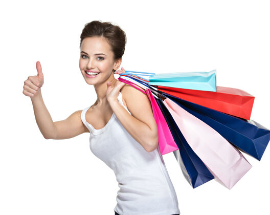 买购物后带着购物袋的快乐的年轻微笑的女人购物狂顾客购物