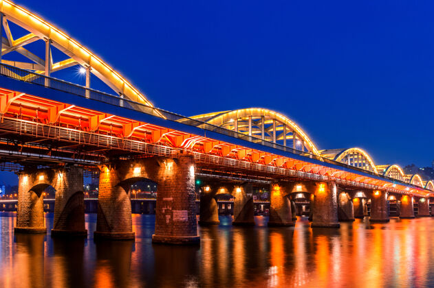 框架韩国汉城夜晚的汉港大桥大暮色钢
