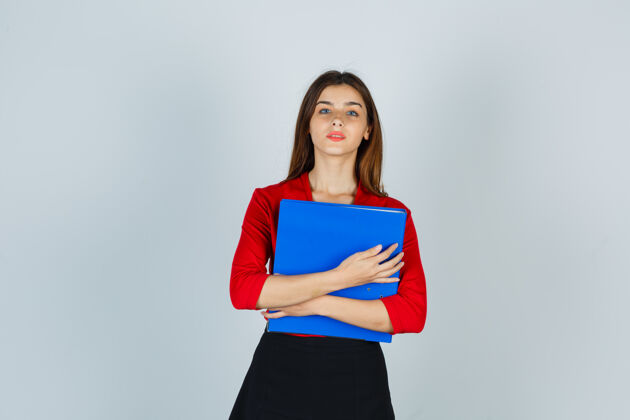 专业穿着红色上衣的年轻女士 胸前夹着裙子 看上去很自信工作商业衬衫