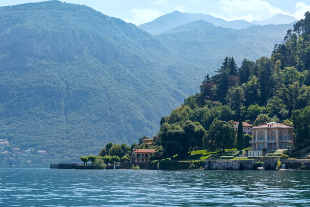 季节科莫湖（意大利）海岸夏季从船上看意大利建筑房子