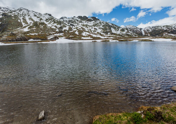 风景春天阿尔卑斯山拉戈德拉广场湖（瑞士 圣戈塔多）岩石雪水