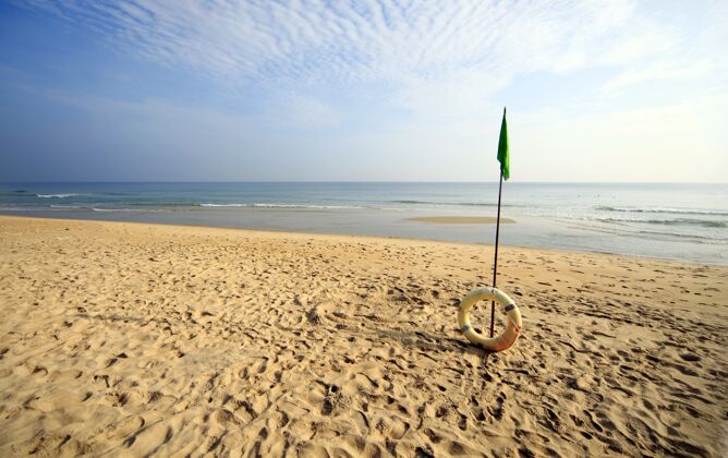 海洋美丽的海滩与一个充气环在越南海安日出自然边缘