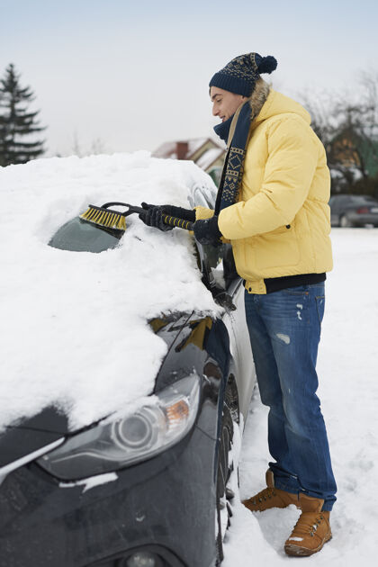 微笑暴风雪过后 汽车需要清理积雪享受休闲搬家