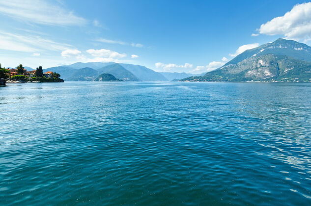 国家科莫湖（意大利）从船上看夏天的景色海岸线风景山