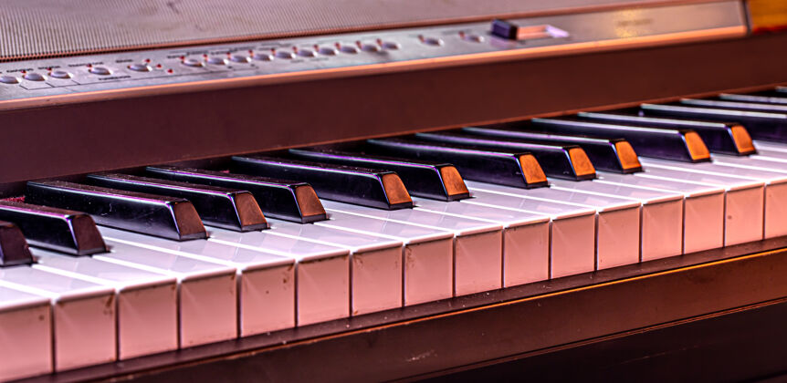 向上在一个美丽的彩色背景钢琴键特写键接近钢琴