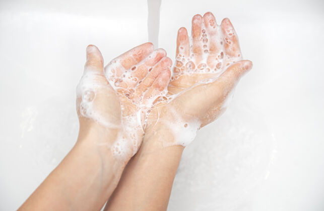 清洁女性手的特写镜头 肥皂泡沫 浅背景身体护理贴身泡沫