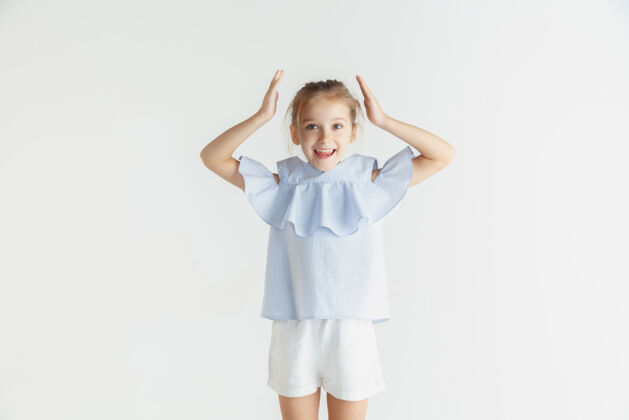 套装时尚的微笑小女孩穿着休闲装在白色的工作室里漂亮开朗活动