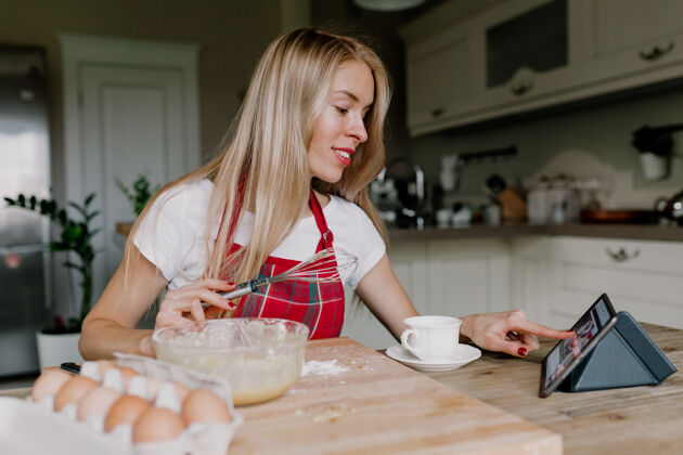 药片女人用平板电脑做饭食物烹饪女人