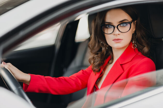 黑发穿着红西装 坐在白色轿车里 戴着眼镜的美女性感富商燕尾服休闲优雅