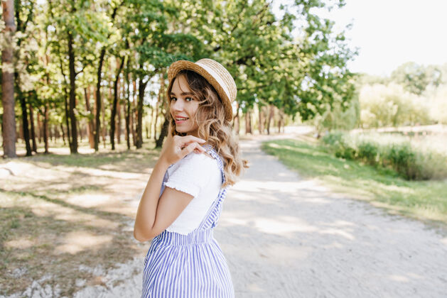 旅程美丽的金发女孩漫步在夏日公园 微笑着可爱的戴草帽女士在大自然中愉快地摆姿势的户外照片漂亮女性金发