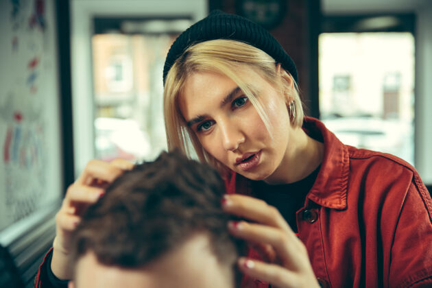 理发师客户在理发店剃须女理发师在沙龙性别平等女性在男性职业锋利奶油配件