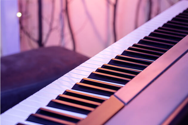 模糊美丽的彩色背景上的钢琴键特写键背景乐器