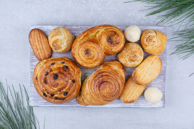 面包各种甜点和面包卷 木板上有饼干软美味饼干