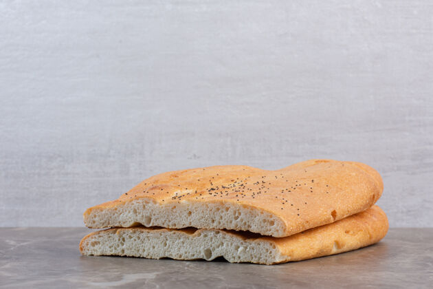 面包把半片的坦杜里面包堆在大理石上商品切片面包