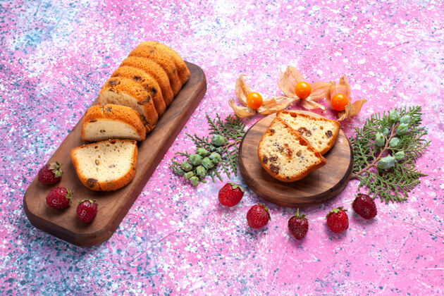 鞋子半俯视美味的蛋糕甜和美味的新鲜红草莓切片粉红色的地板上蛋糕饼干美味