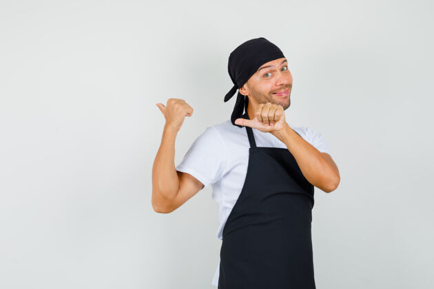 专业面包师穿着t恤竖起大拇指成人工作美味