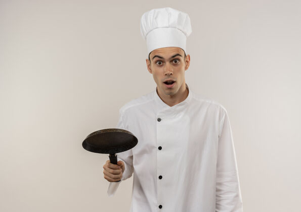 男惊讶的年轻男厨师穿着厨师制服拿着煎锅与副本空间惊讶厨师厨师