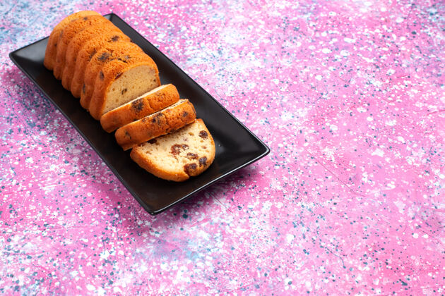棕色半俯视美味蛋糕甜美可口的切片粉红桌上接近美味食物