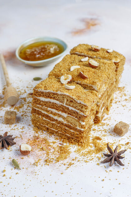 蛋糕甜甜的自制分层蜂蜜蛋糕加香料和坚果美味蜂蜜小吃