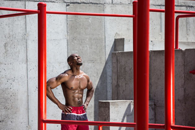 美国健身运动员在体育场做运动非裔或非裔美国男子在城市户外拉起体育锻炼健身 健康 生活方式的概念锻炼运动健身