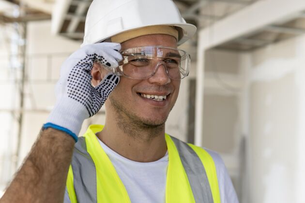 设备工地上戴安全眼镜的工人男性工作建筑