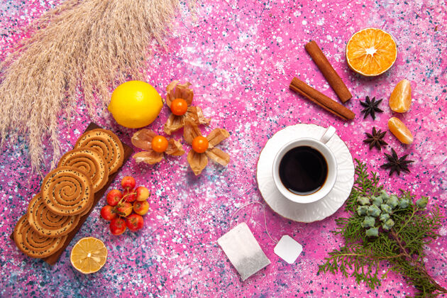 柠檬小美味的饼干与柠檬肉桂和茶粉红色表面俯视图饮料饼干热的