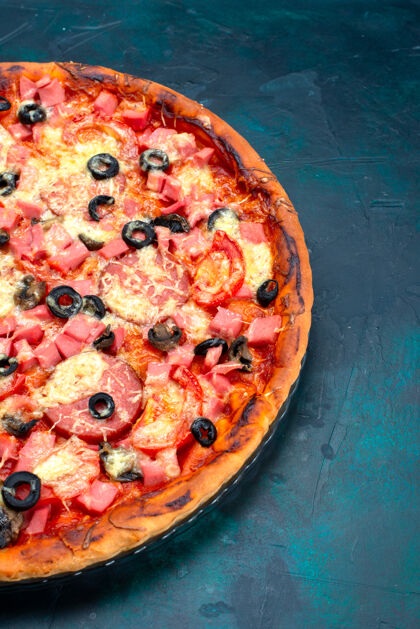 半顶半顶视图烤美味比萨饼橄榄香肠和奶酪在蓝色的桌子上快餐橄榄香肠