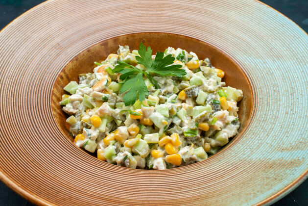 美味在深蓝色桌子上的盘子里 可以近距离看到美味的蔬菜沙拉蔬菜正面玉米