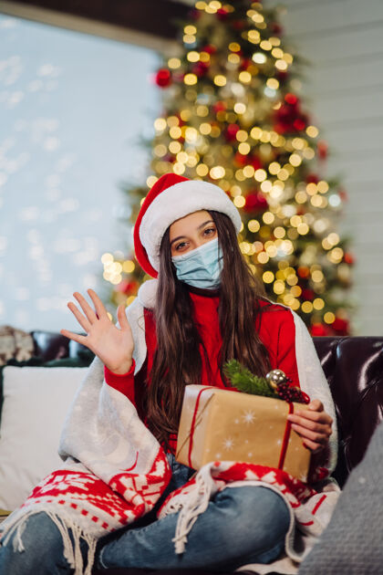 面具在除夕夜拿着圣诞礼物的女孩传统庆典病毒