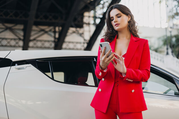 西装穿着红西装的性感美女在车前摆姿势打电话谈生意电话汽车年轻