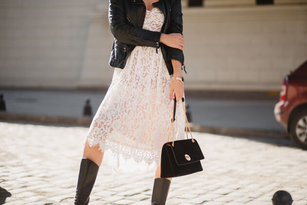 优雅特写时尚细节靓女走在街上穿着时髦的行头拎着钱包 穿着黑色皮夹克 春秋风采装装装城市配件
