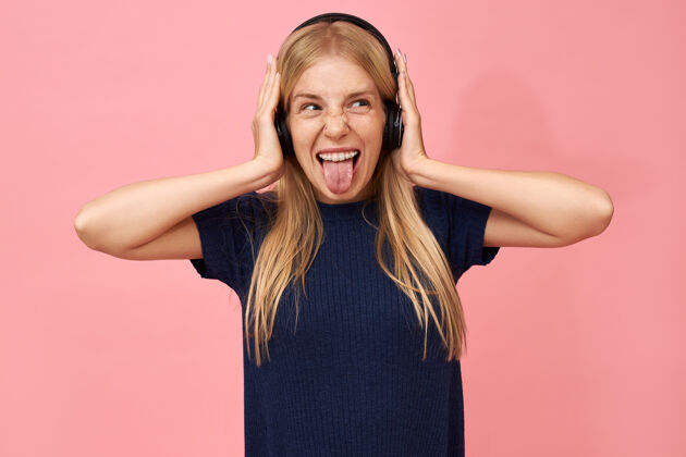 音乐情绪可爱的少女喜欢在无线耳机最喜爱的音乐曲目舞蹈音频耳机
