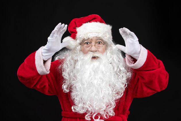 服装圣诞老人穿着经典的红色套装 黑墙上留着白胡子的正面图经典人们西装