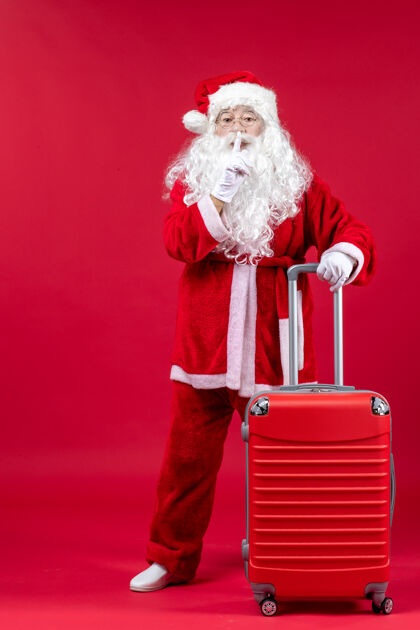 十二月红墙上的圣诞老人和他的红包的正视图时尚庆祝快乐