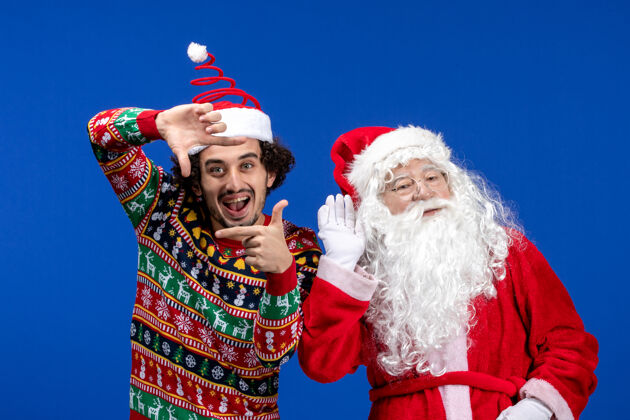 男性正面图：圣诞老人和年轻的男性站在一起圣诞老人圣诞老人站着